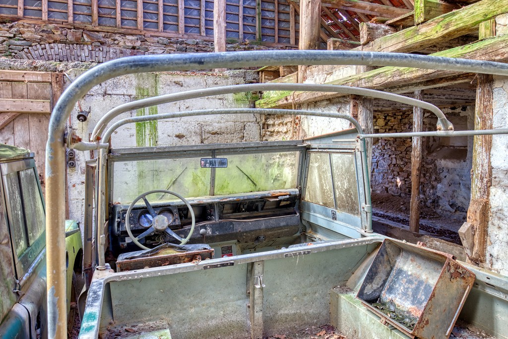 HDR urbex belgie belgique trash oldtimer Indiana Jones Farm ferme land rover rovers landrover landrovers defender defenders abandoned decay boerderij verlaten